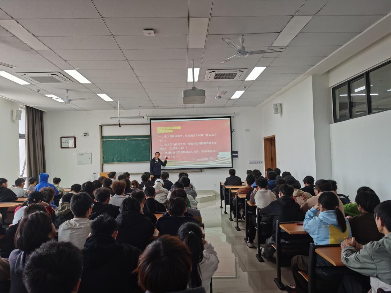 关工委报告团余腾平老师为机械工程学院大一学生作专题报告.png