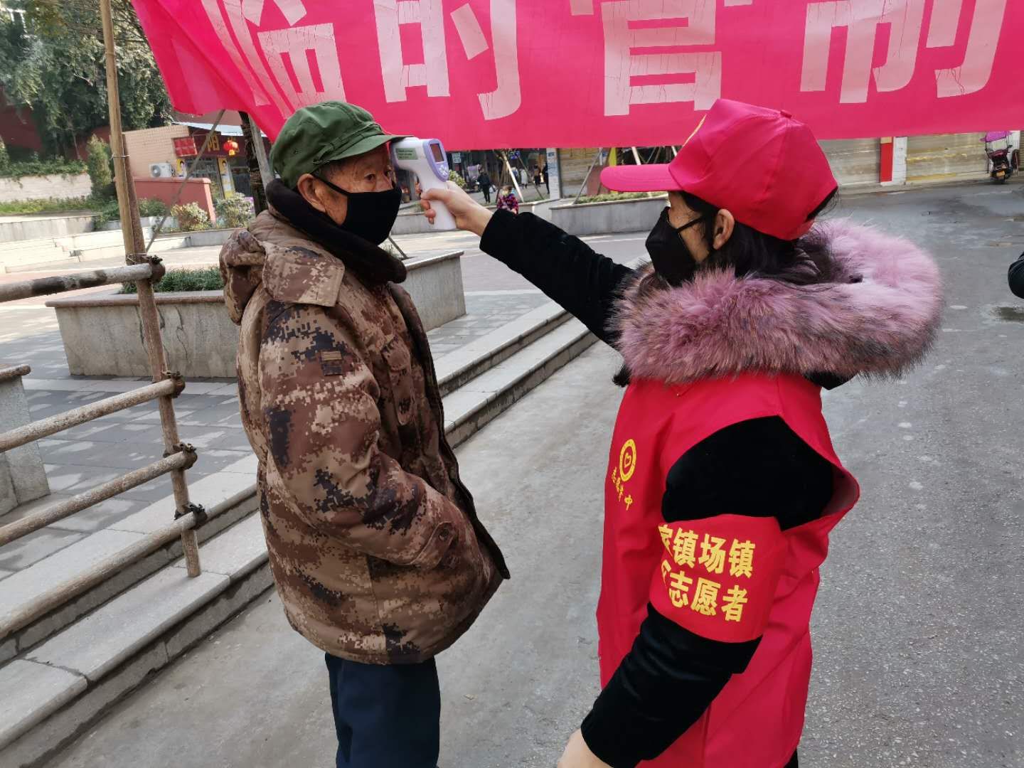 图5-过控2019级5班熊洁羽在内江市资中县陈家镇社区负责体温检测和卡口值守.jpg