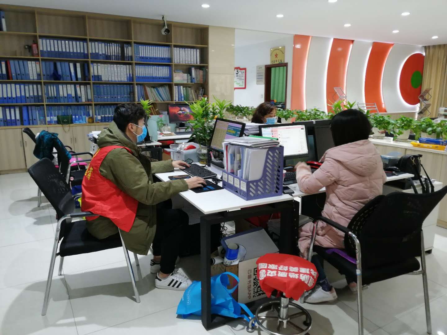 图4-机自2019级2班任奕波在攀枝花市东区炳草岗街道办排查疫情.jpg