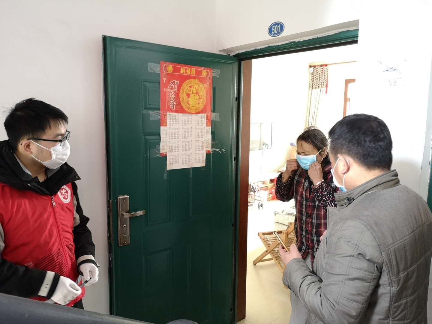图6-车辆2019级2班何金龙在绵阳市涪城区剑西社区为外地回绵居家隔离人员服务.jpg