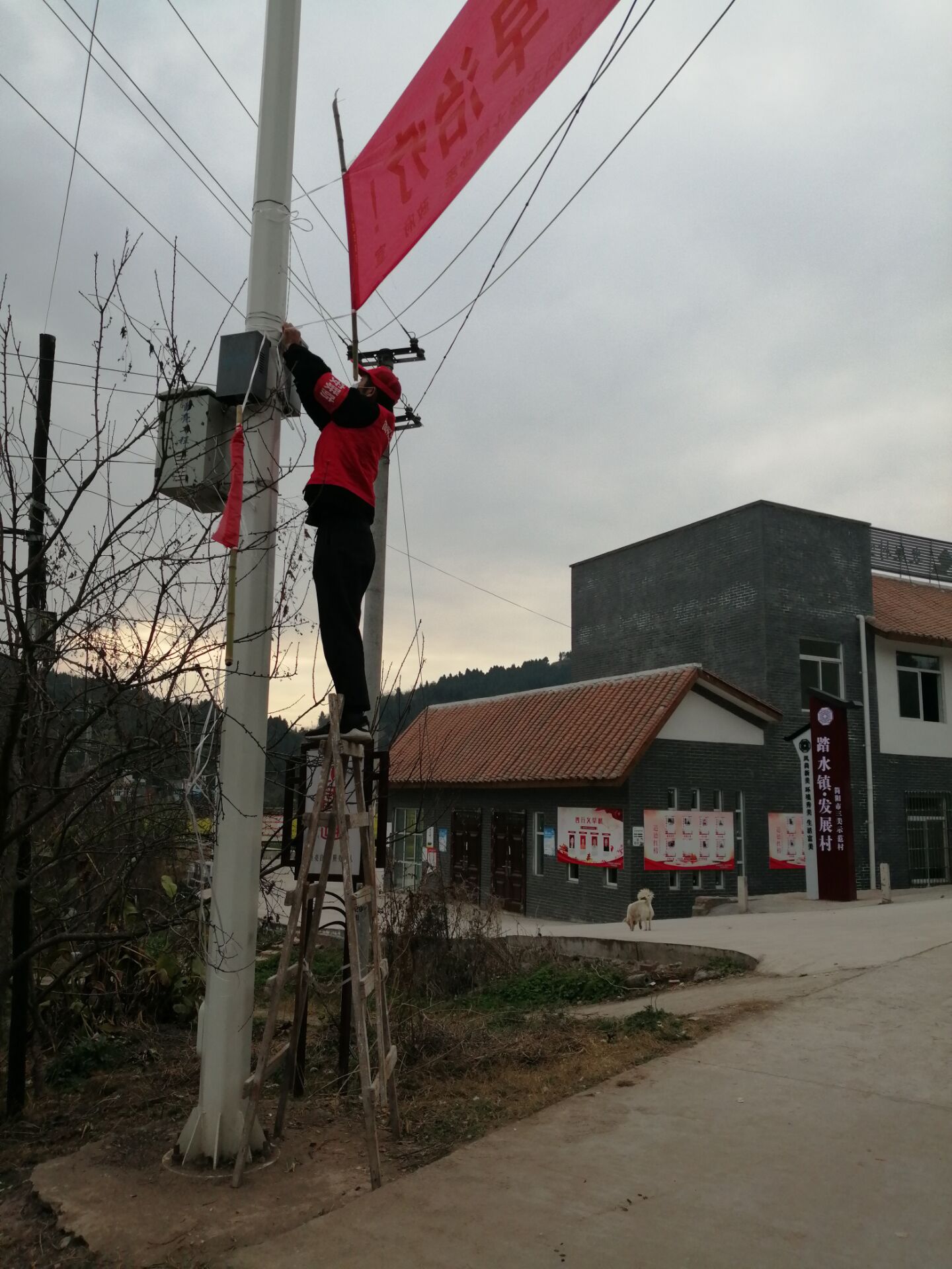 图2-机自2016级6班学生党员付洪成在当地开展防疫宣传、巡逻监督人群、守村路关口.jpg