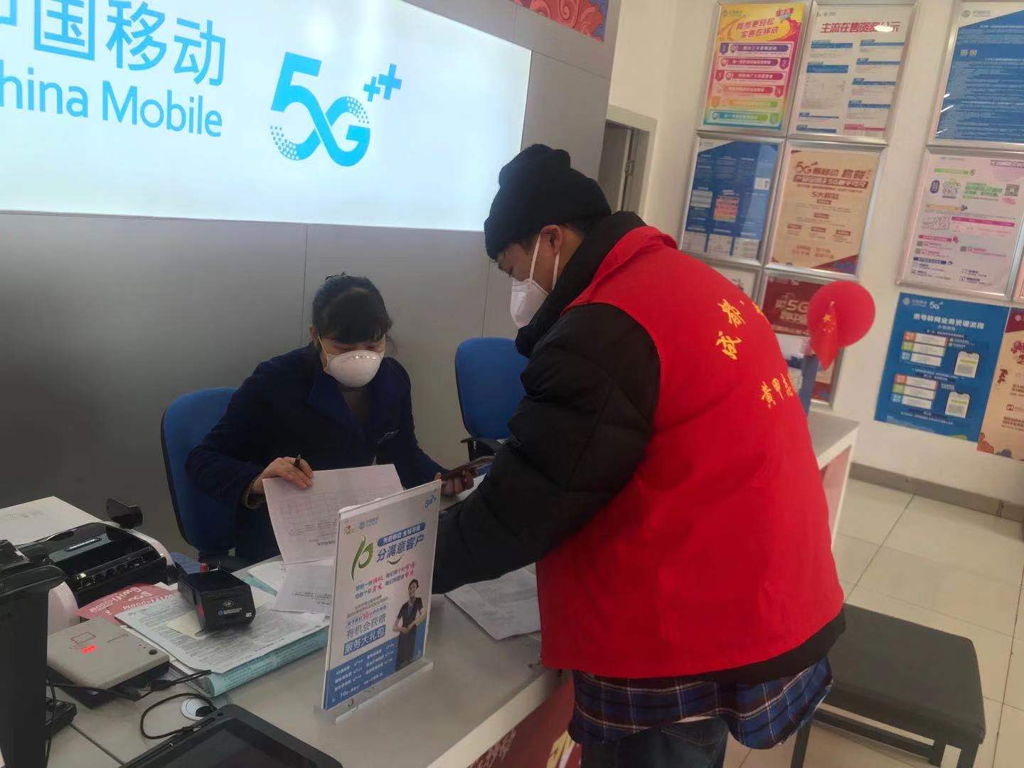 图8-车辆工程2018级1班蔡明昊在黄甲街道一里坡社区社区卡点为进出人员测体温.png